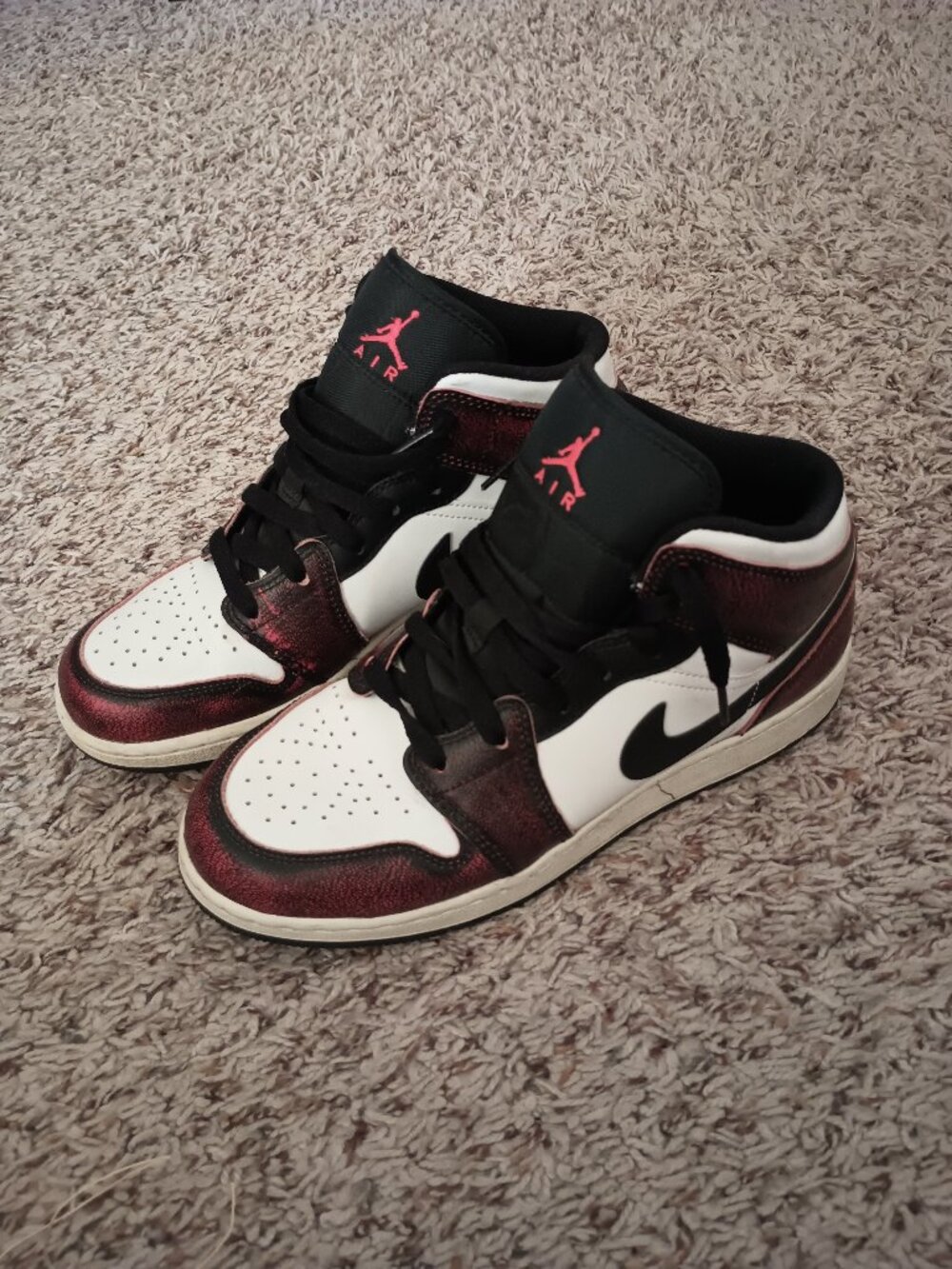 Nike Air Jordan 1 Mid - Big Kids size 7